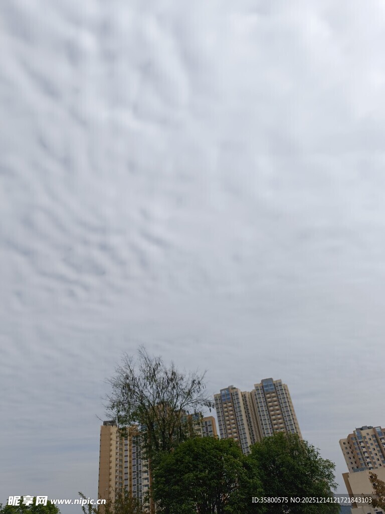 城市上空的絮状云层景观