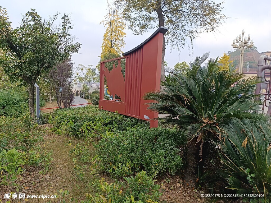 红屋旁的绿植小径