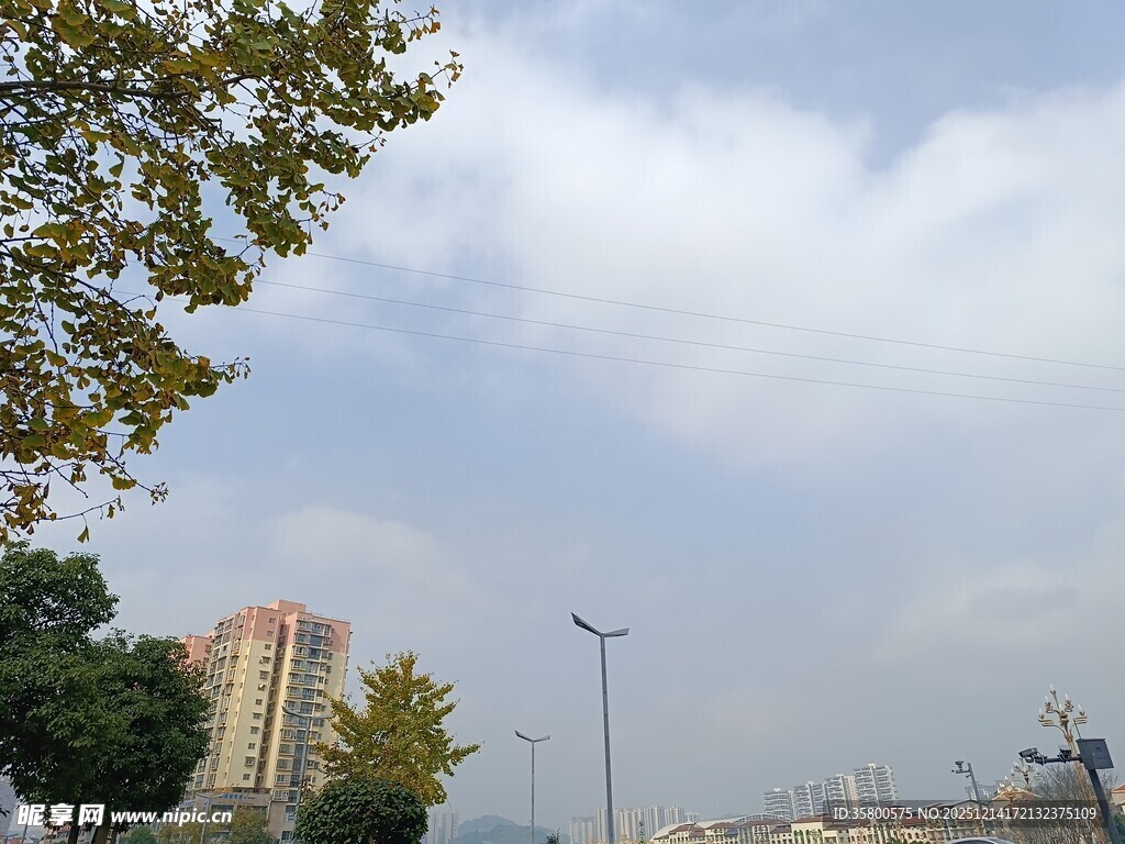 城市街景与空中白云