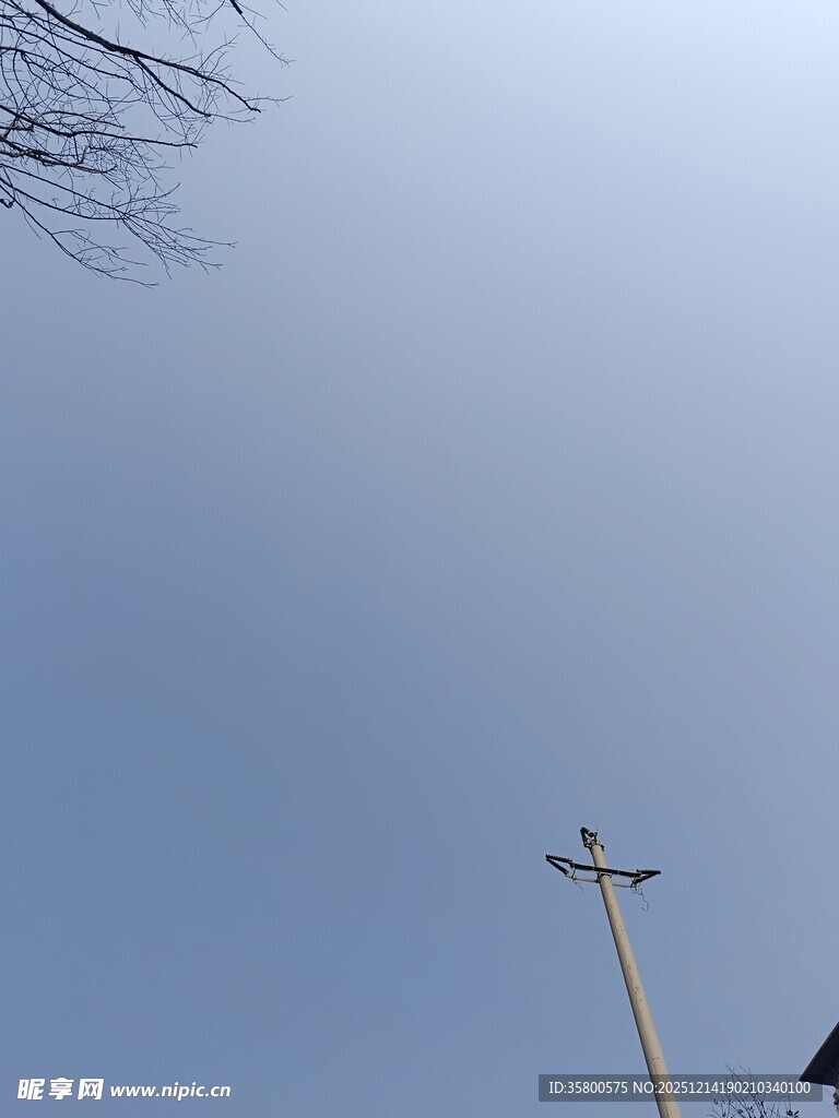 蓝天中的高耸路灯