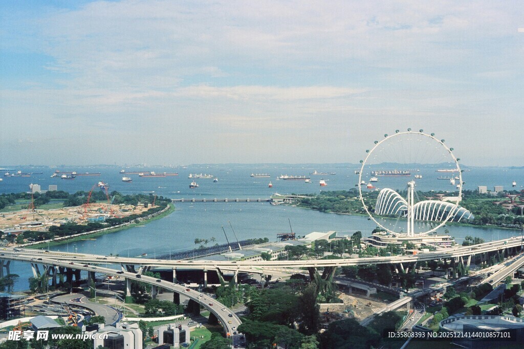 城市河畔摩天轮