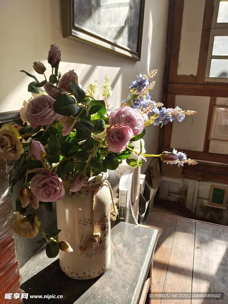 室内花瓶中的多彩花卉