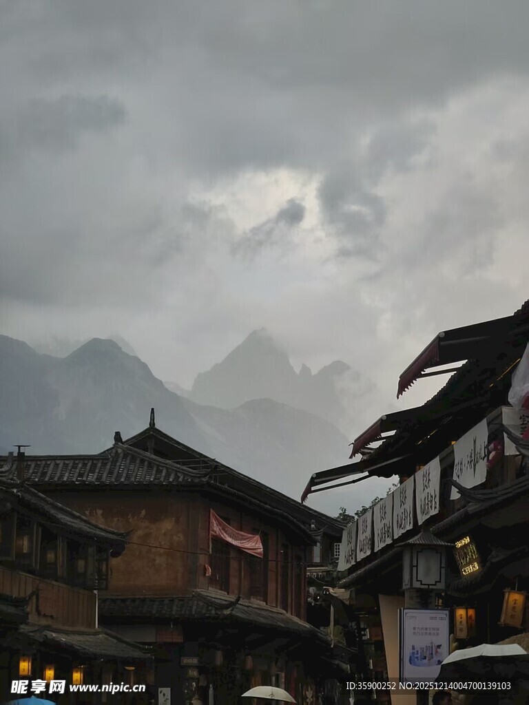 云雾下的古朴传统村落