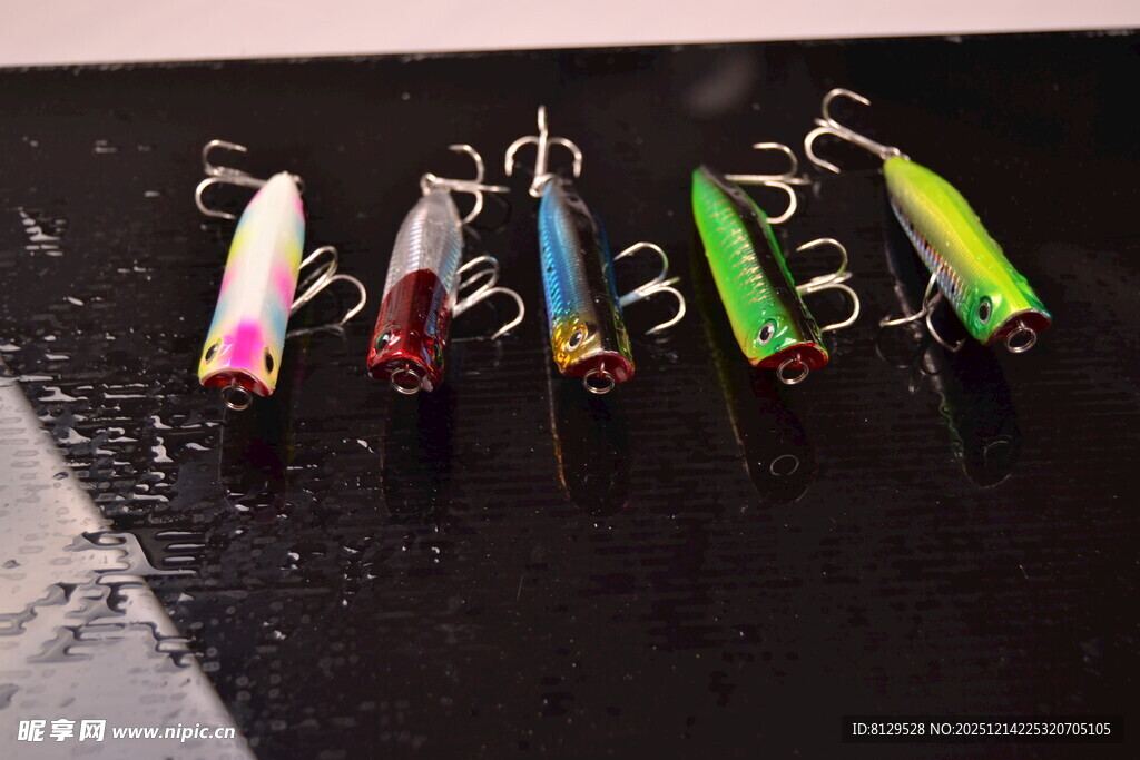 多彩钓鱼诱饵整齐排列