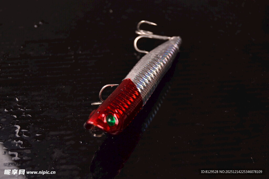 红色金属鱼饵在水中