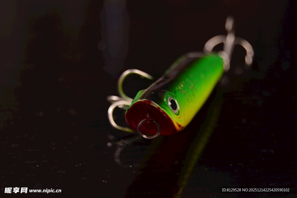 彩色金属鱼饵特写