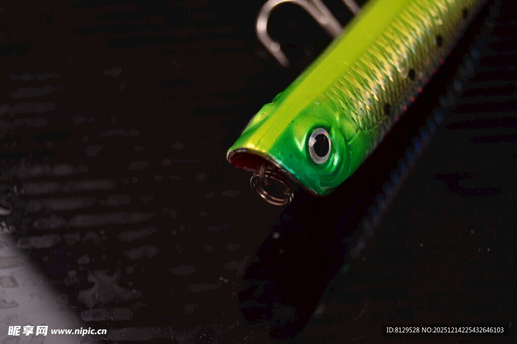 绿色仿真鱼饵特写