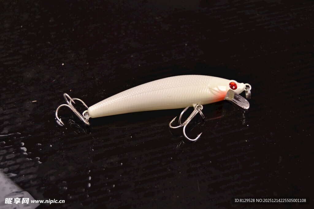 白色仿真鱼饵
