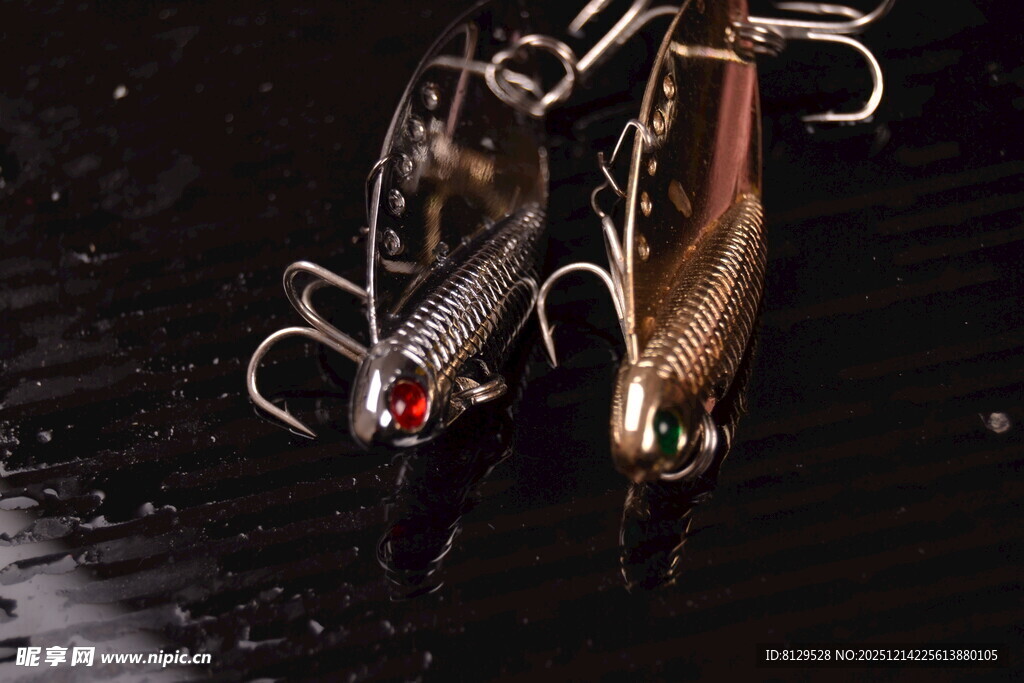 雨夜中停放的两辆自行车