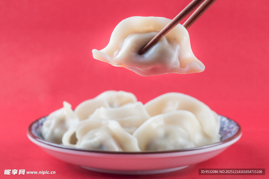 筷子夹起的美味饺子