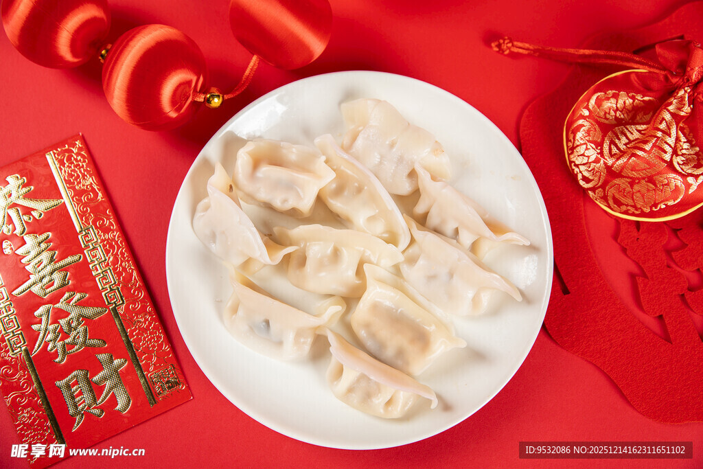 喜庆红背景下的美味饺子