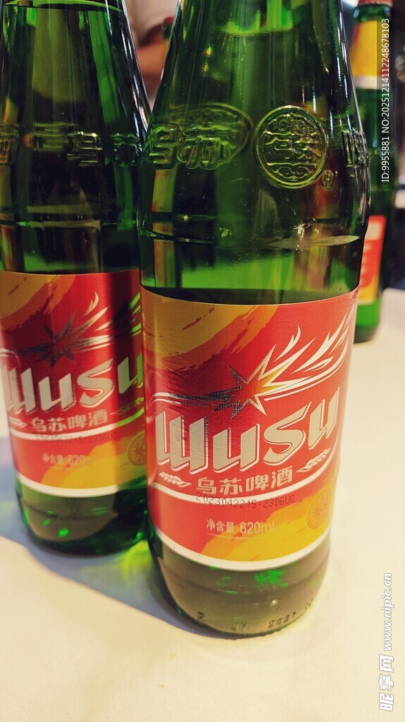 三瓶喜力啤酒特写