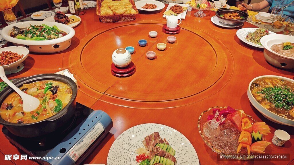 丰盛圆桌美食盛宴