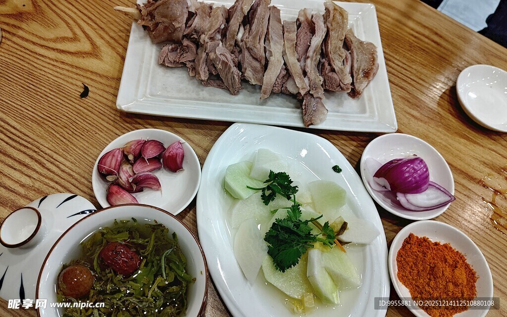 丰盛烤肉美食拼盘