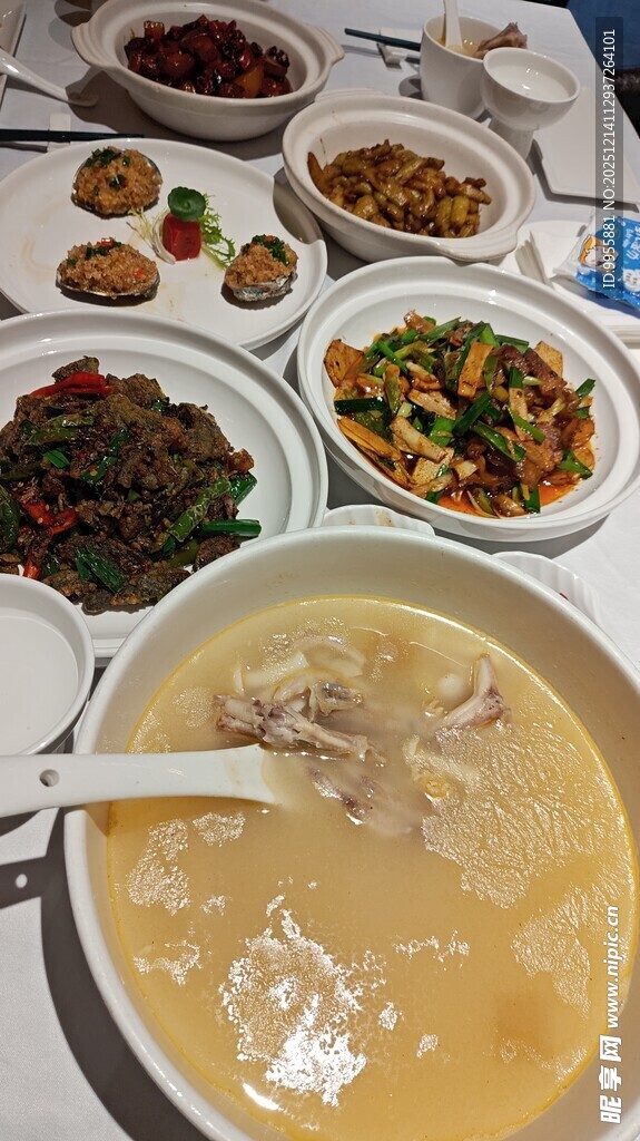 丰盛中式菜肴摆满一桌