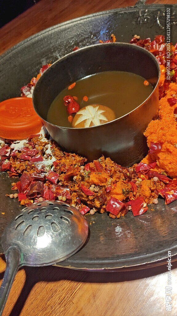 特色火锅锅底展现浓郁风味