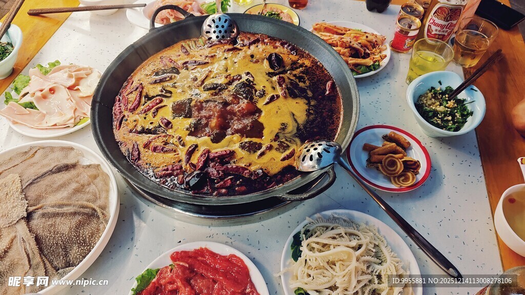 丰盛火锅聚餐场景