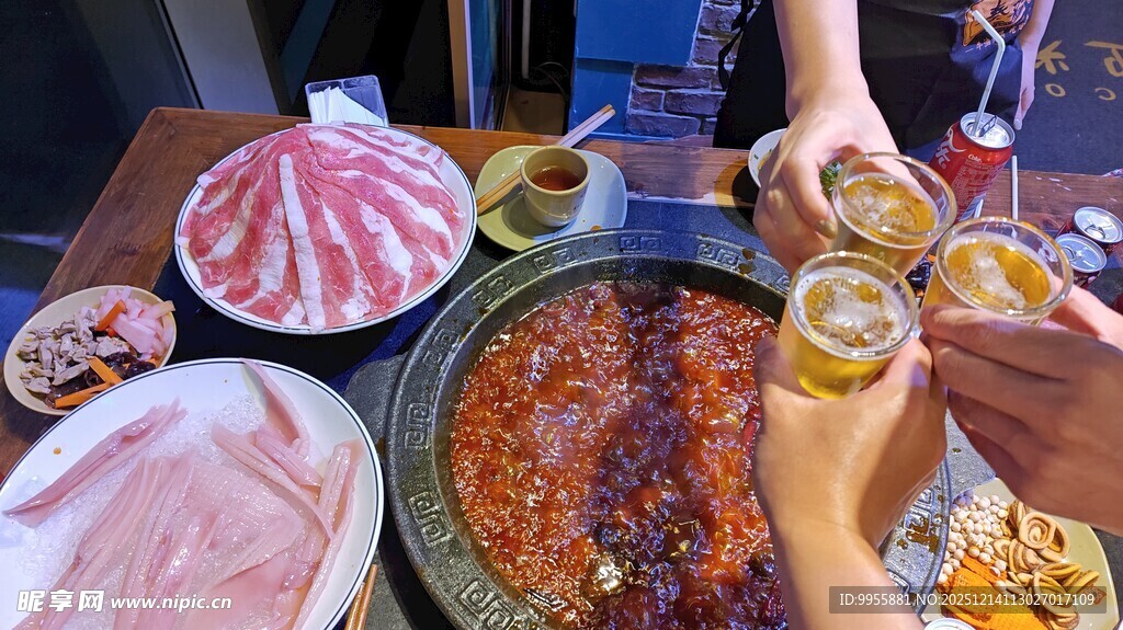 热闹火锅聚餐场景