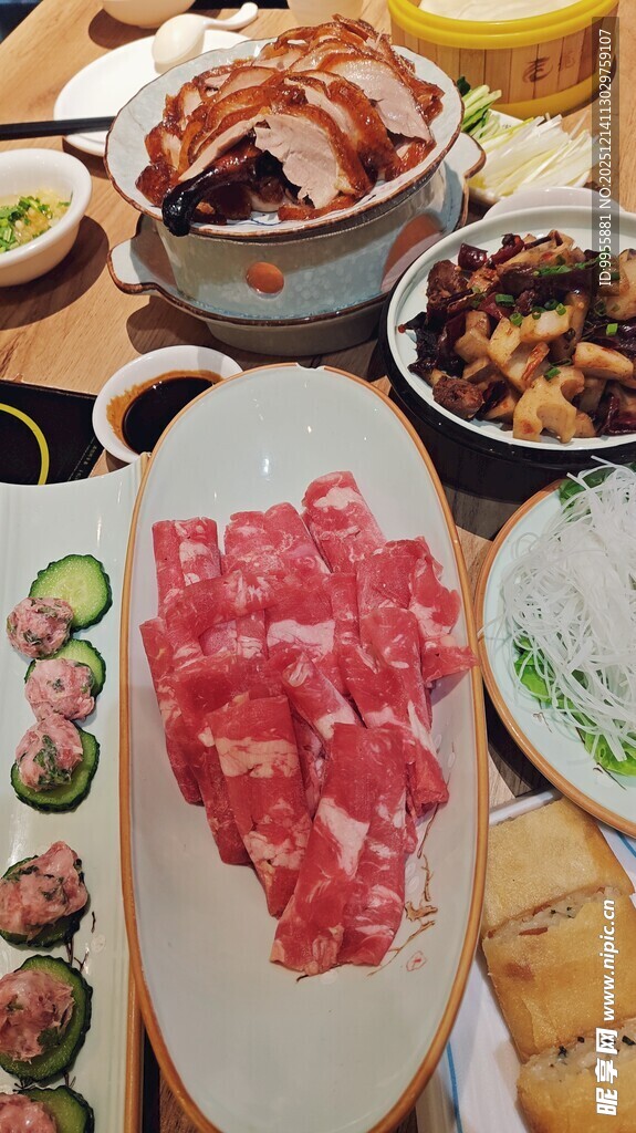 丰盛多样的美味火锅食材