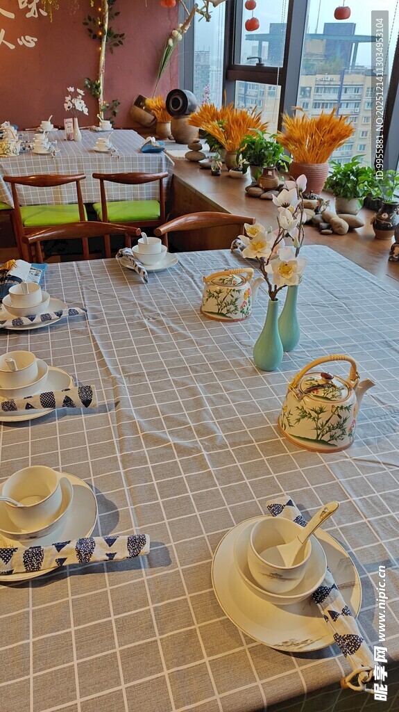 精致茶具摆放在明亮室内