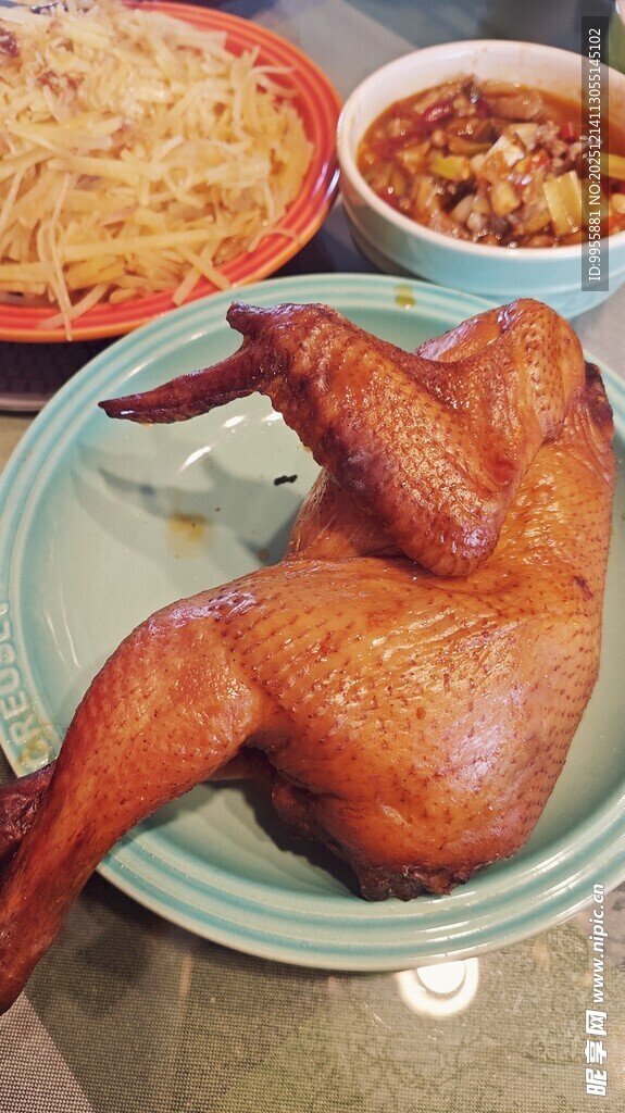 美味烤鸡腿与特色面食