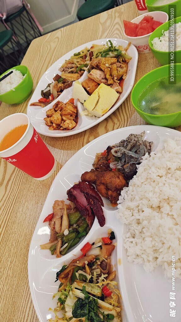 丰盛美味的中式餐食