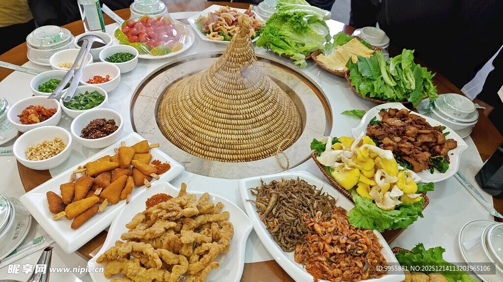 丰盛中式火锅美食盛宴