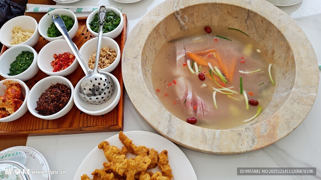 丰盛中式美食拼盘