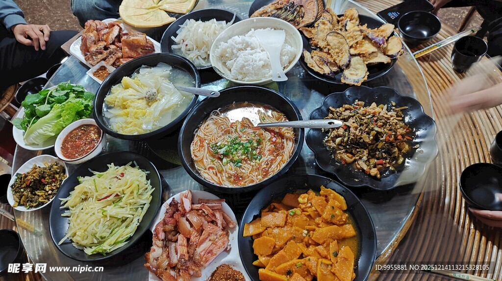 丰盛多样的中式美食盛宴