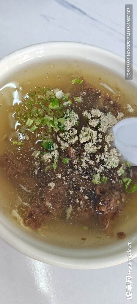 美味牛肉汤鲜香诱人