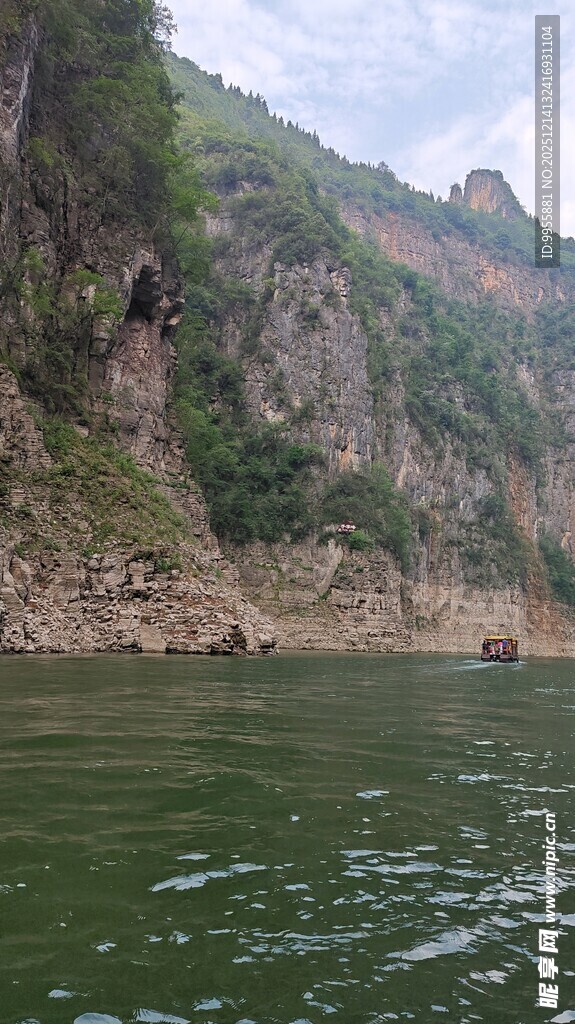 湖北三峡大坝山水相依的江畔风光