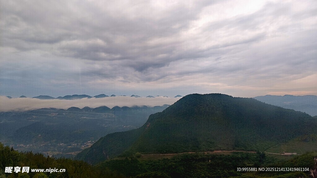 湖北三峡大山间云海壮丽自然景观