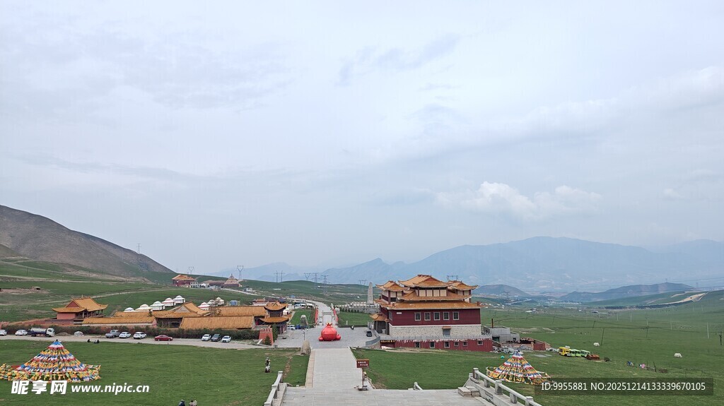 青海湖茶草原上的壮丽藏式建筑群