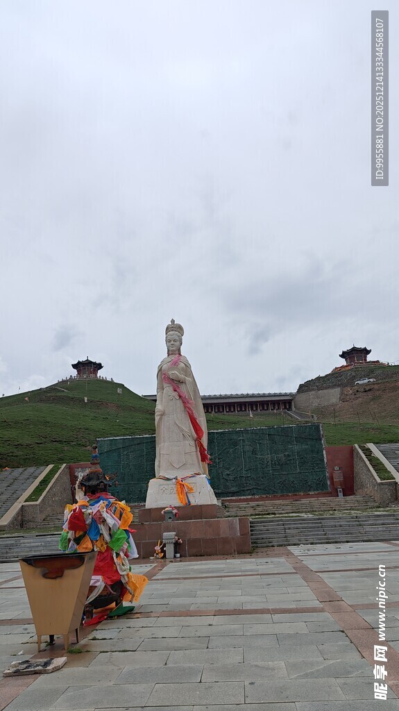 青海湖茶户外观音雕像及周边景观