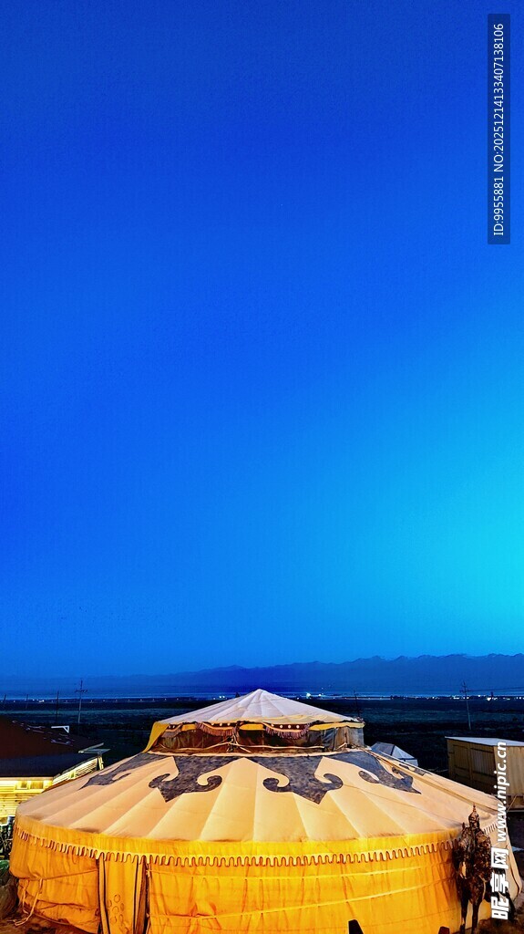 青海湖茶卡盐草原上的蒙古包夜景