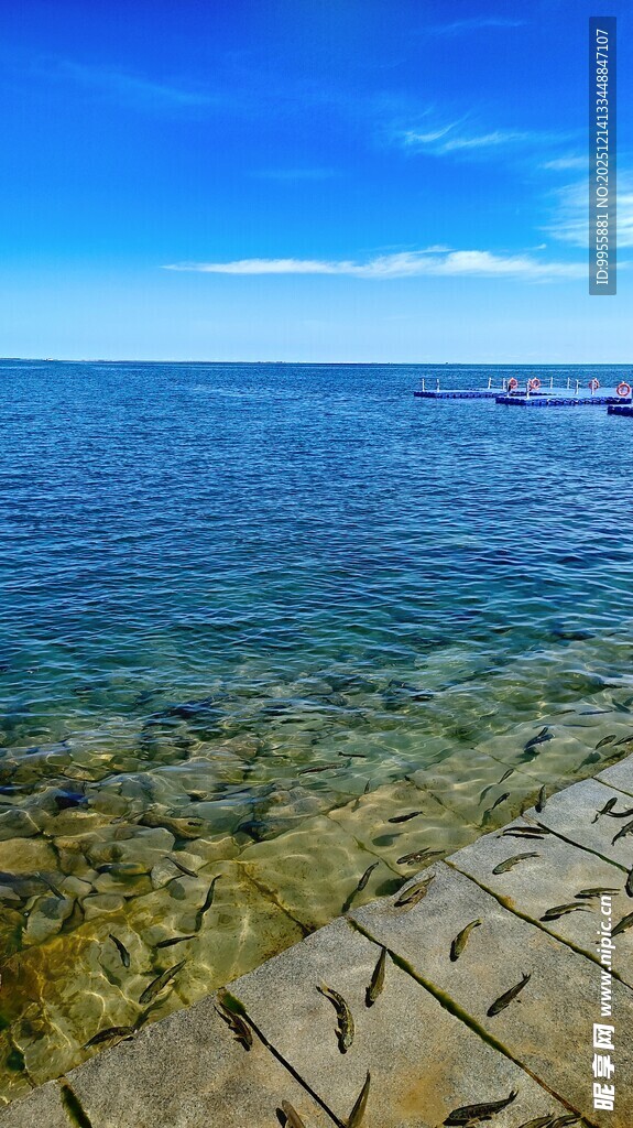 海边石砌岸澄澈海水蓝天