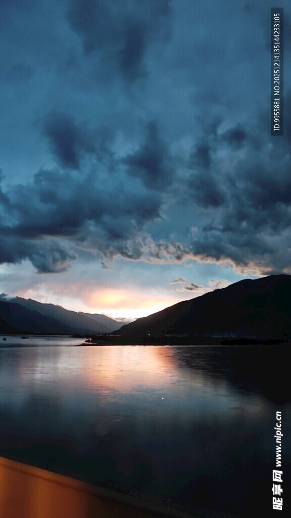 湖畔暮色云影倒映成诗