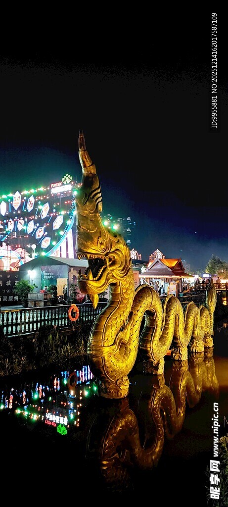 云南西双版璀璨夜景中的金色雕塑