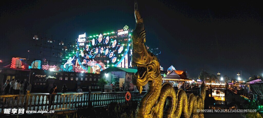 云南西双版城市璀璨夜景中的雕塑