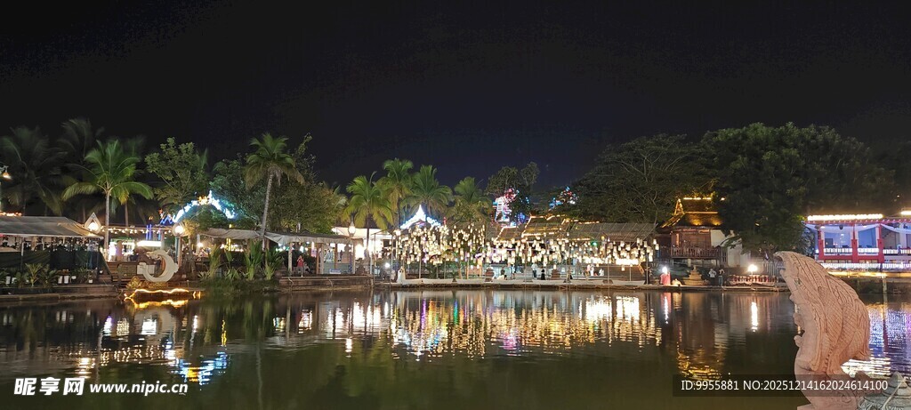 云南西双版纳湖畔璀璨夜景迷人