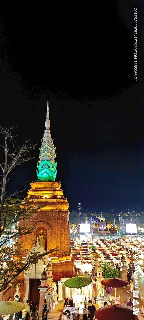 云南西双夜晚璀璨的尖顶建筑景观