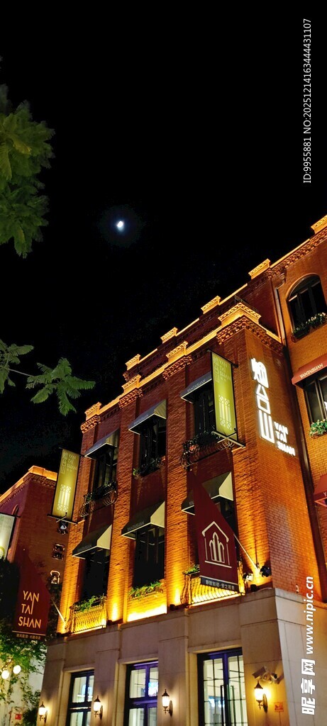 福建福州闽南夜晚灯火璀璨的建筑