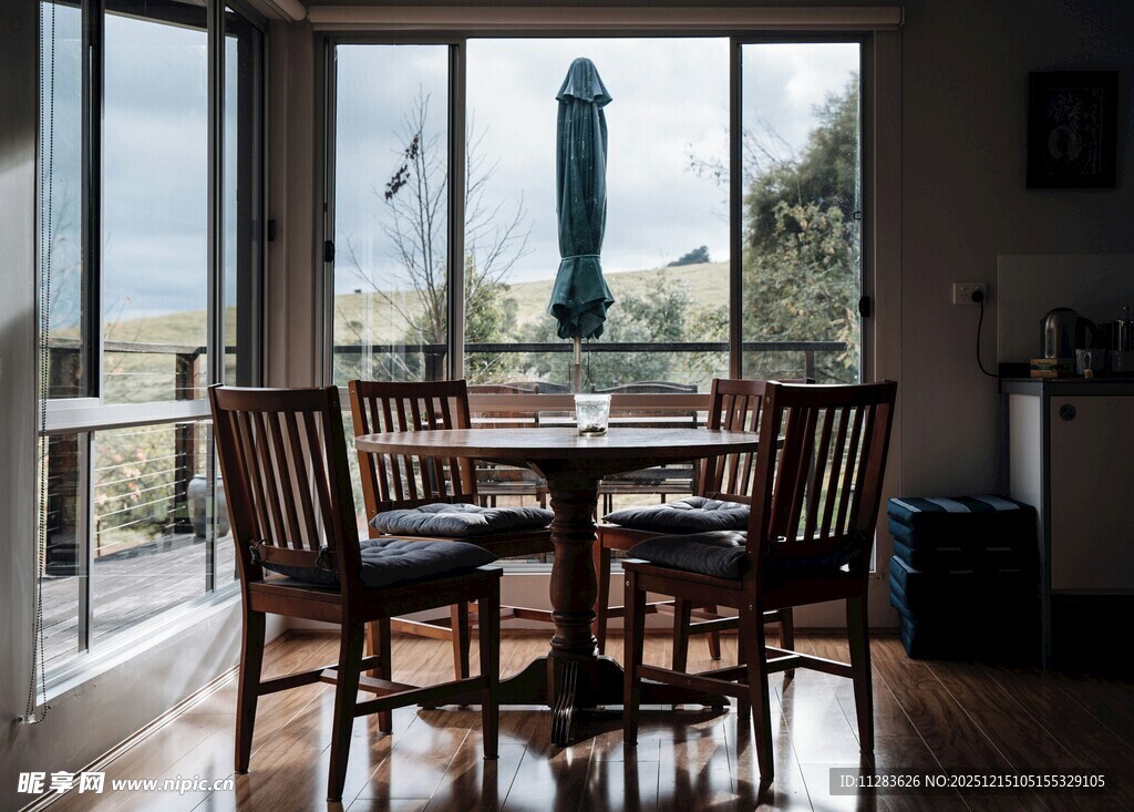 窗边木质桌椅温馨用餐区