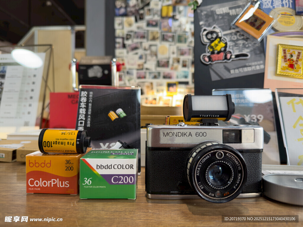复古相机与多彩物件陈列