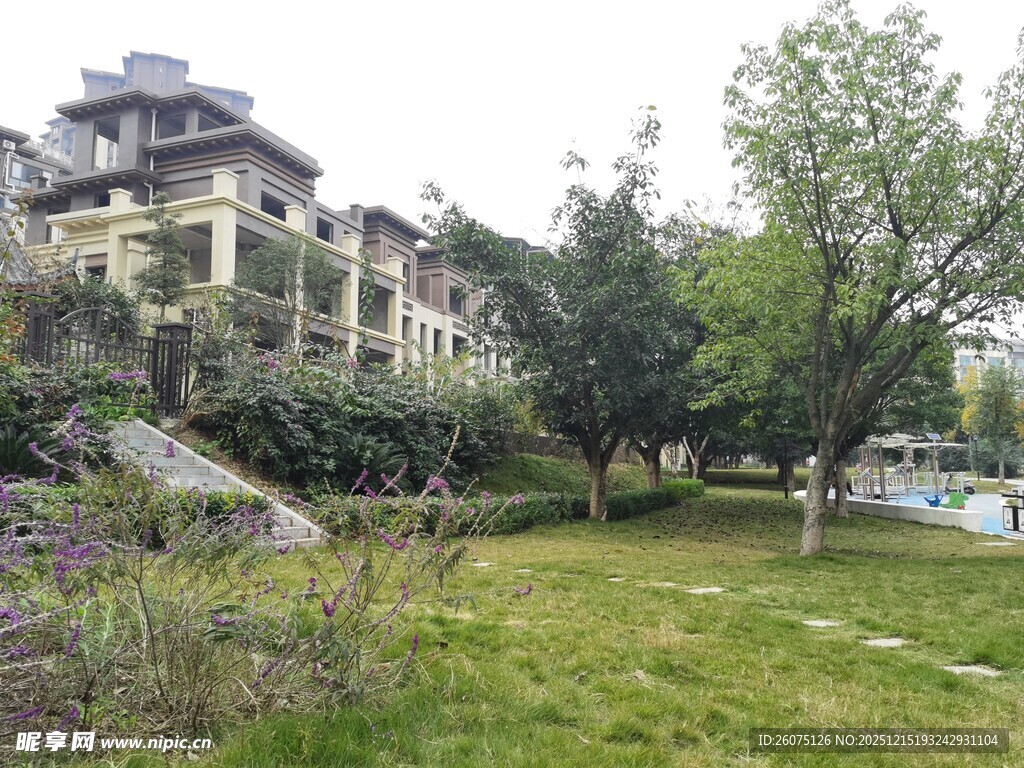 优雅园林旁的精致建筑群