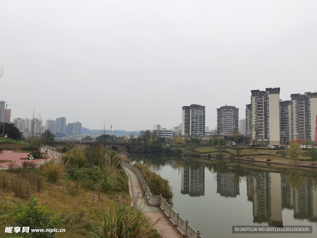 河畔城市景观宁静风光