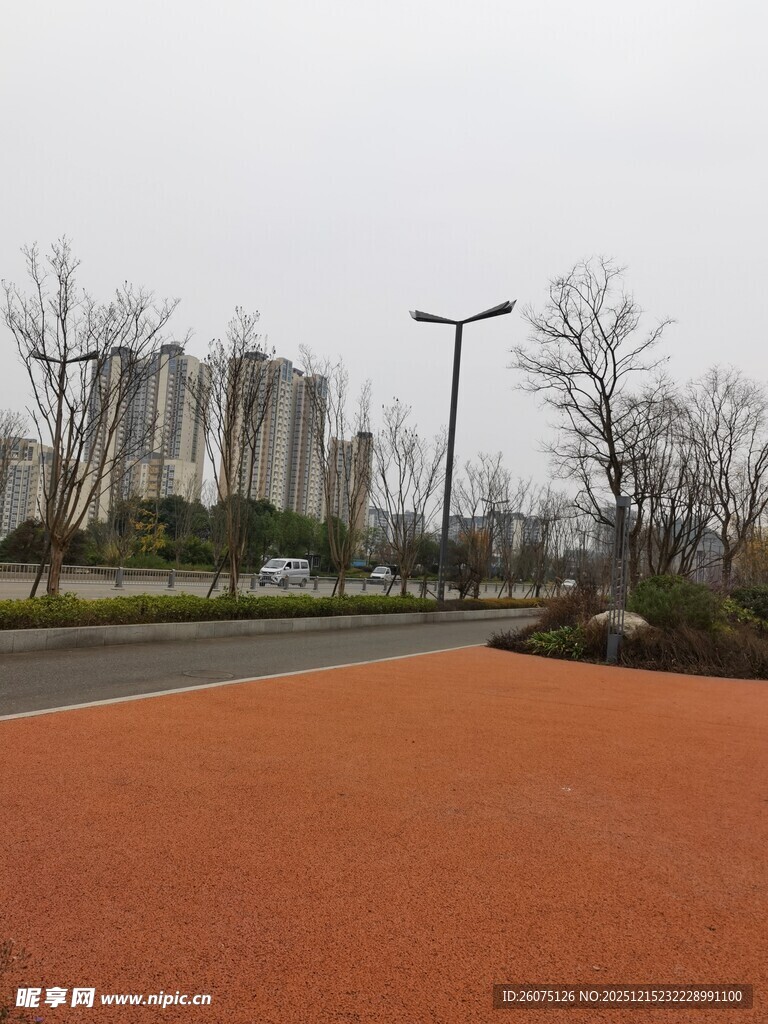 城市中的红色步道景观