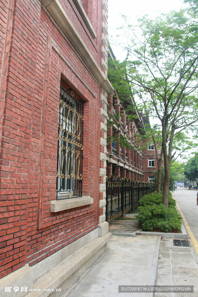 红砖建筑旁的幽静小道 厦门大学