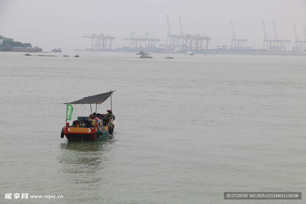 海中小船独自悠然航行