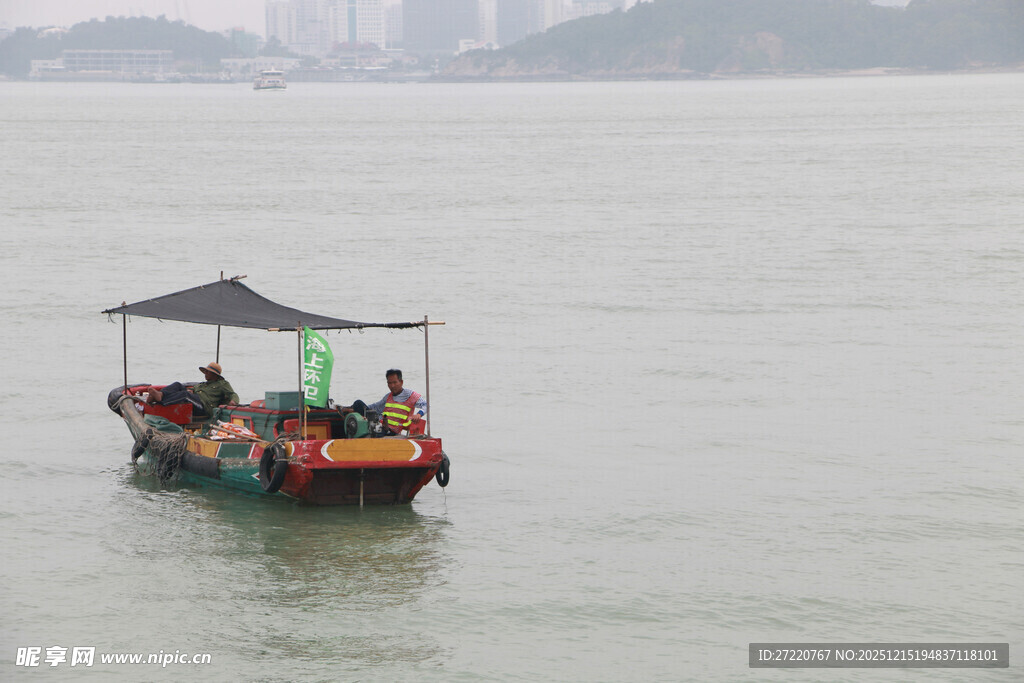 海中小船带简易顶棚